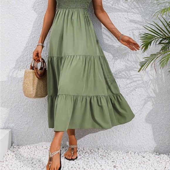 Green Tiered Smocked Maxi dress for Casual Wear
8127 - Picture 7 of 7